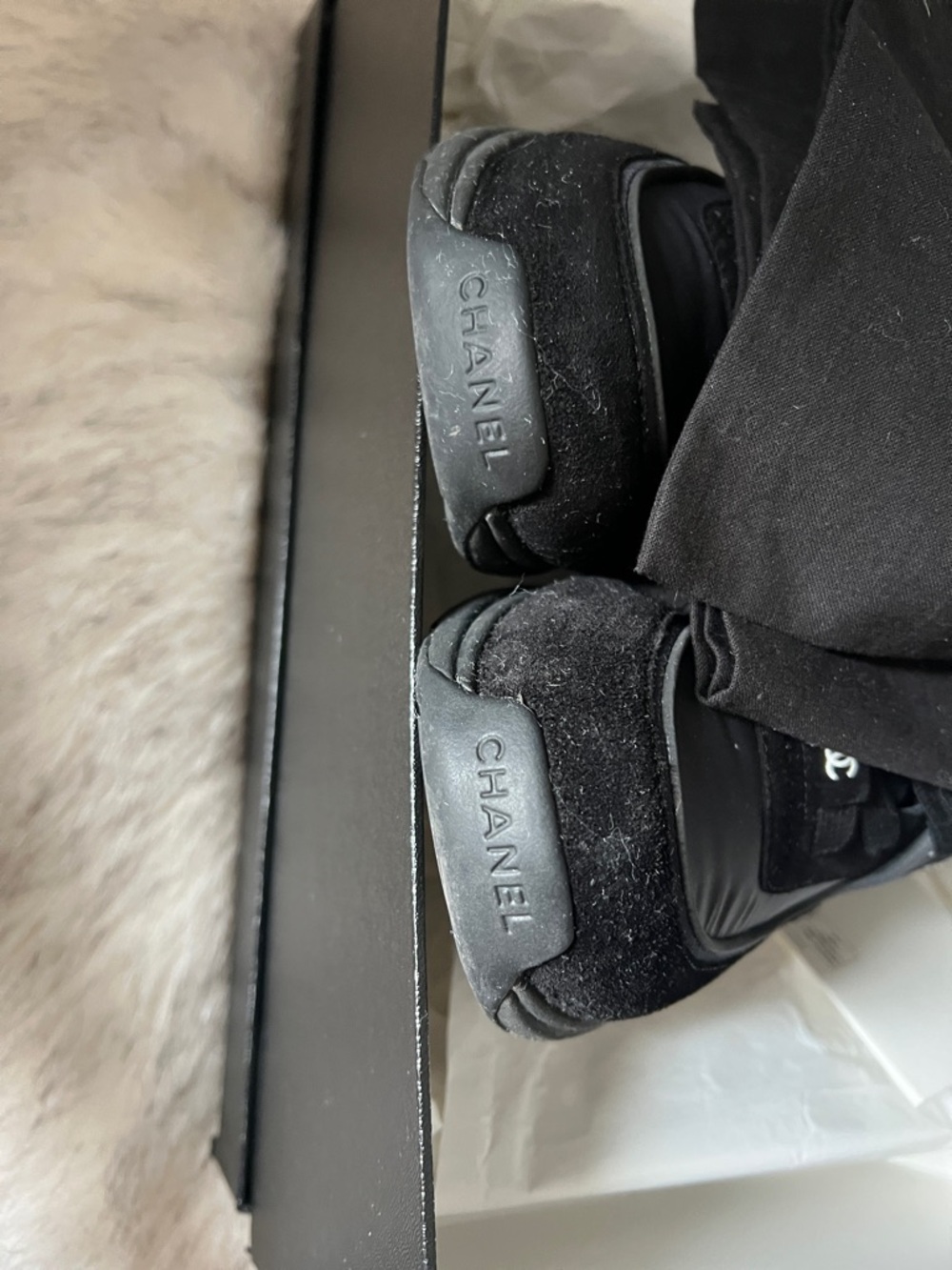 CHANEL Black unisex  Low-Top CC Emblem Sneakers - Picture 9 of 9